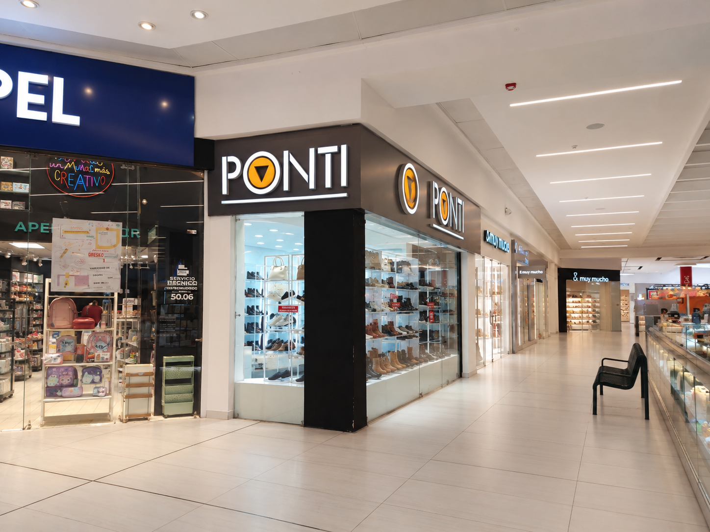 Interior de la tienda PONTI en Quito